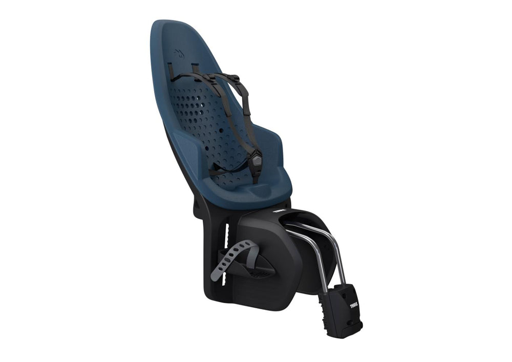 Barnestol Thule Yepp Maxi 2 i farven Majolica Blue, monteret på stel, designet til sikker transport af børn på cyklen.