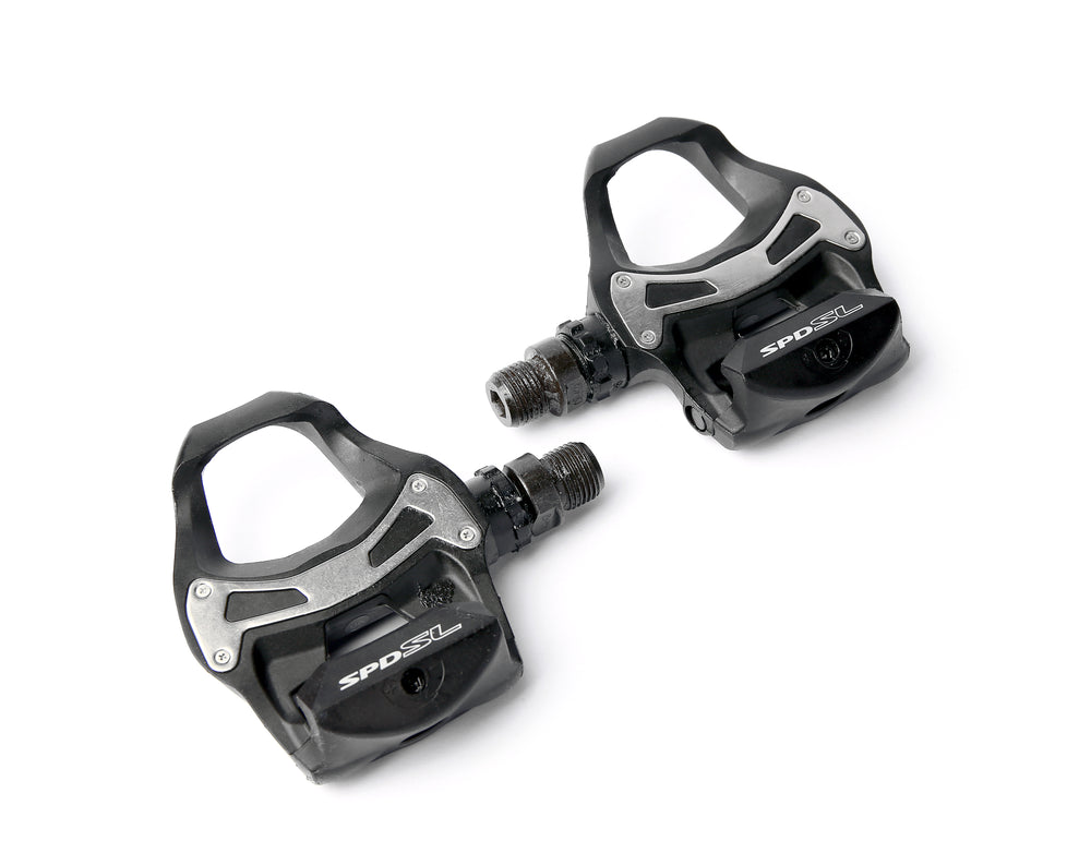 Pedalsæt Shimano PD-R550 inkl. klamper Større klampe-åbning og mulighed for meget lav fjederspænding. Ekstra bred platform.