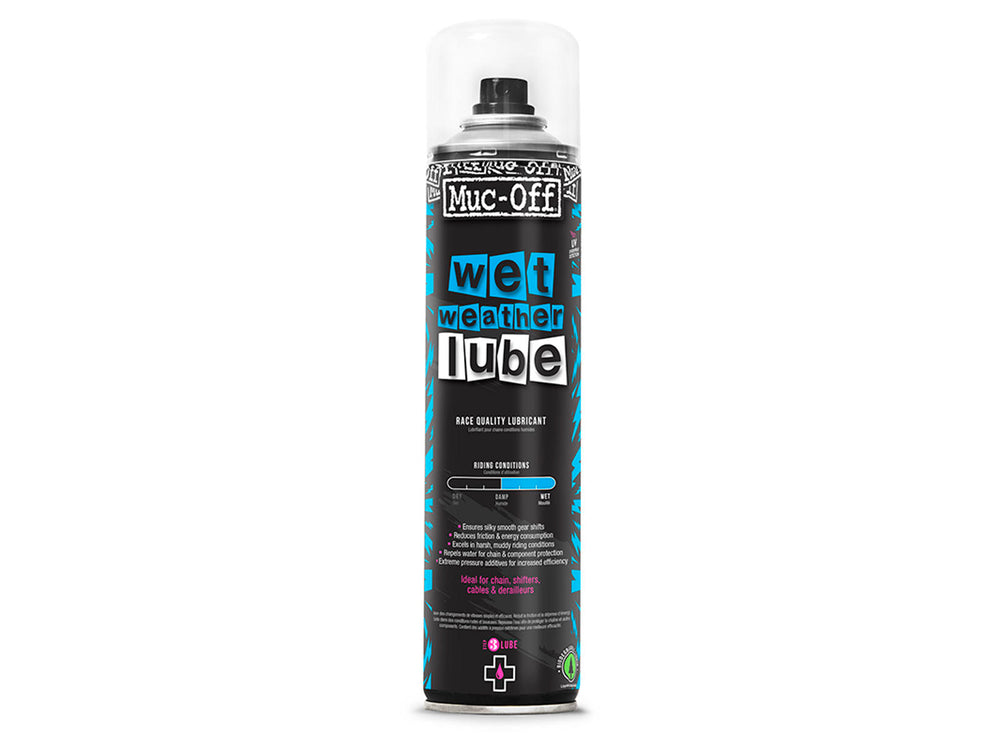 Flaske med Mucoff Wet Weather Lube, en smøremiddel designet til at beskytte cykelkomponenter mod fugt og mudder under våde forhold.