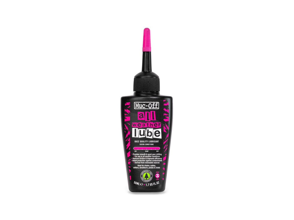 Flaske med Muc-Off All Weather Lube, en effektiv kædeolie designet til at beskytte cykler under alle vejrforhold.