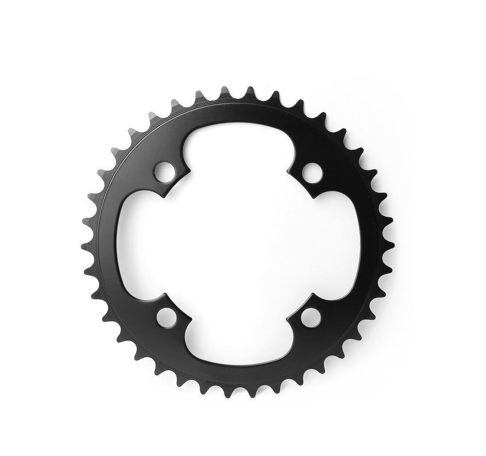 Klinge i stål (sort) fra Bikepartner 42T. 4 hul, Ø104, 1/2-3/32", 1-11 speed.