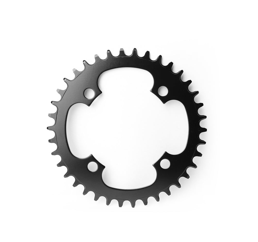 Klinge i stål (sort) fra Bikepartner 48T. Narrow/Wide, 4 hul, Ø104, 1/2-3/32", 1-11 speed.