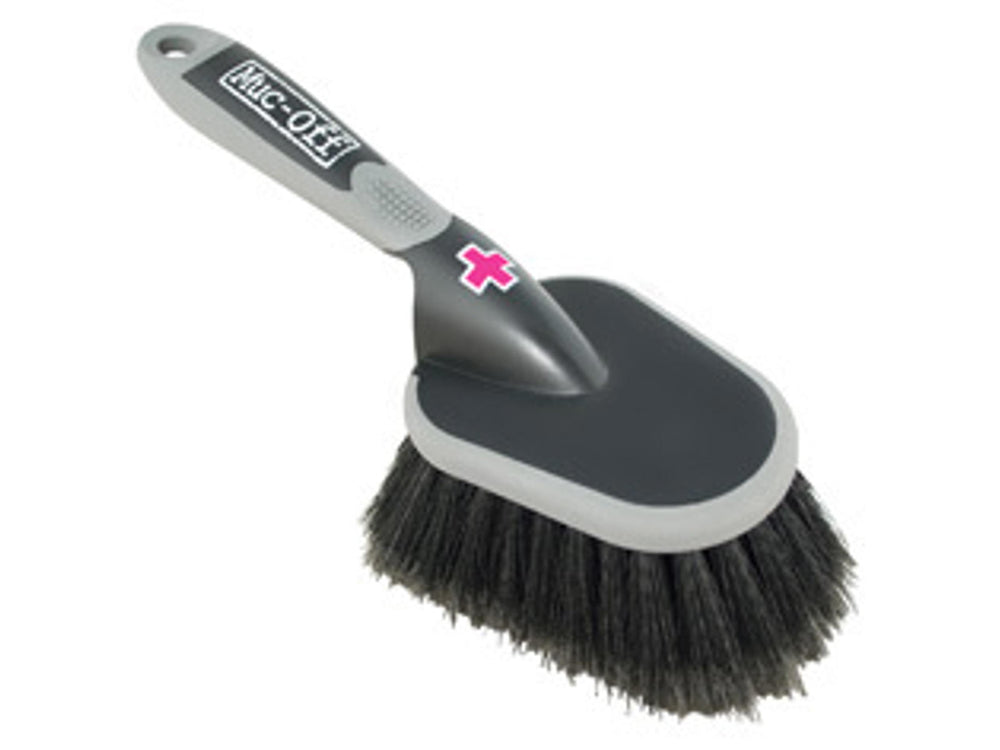 Billede af Mucoff Soft Washing Brush, en blød børste designet til skånsom rengøring af cykler og udstyr. Børsten har ergonomisk håndtag og bløde børstehår, der effektivt fjerner snavs uden at ridse overflader.