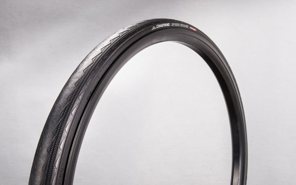 Billede af Chaoyang Foldedæk Speed Shark 700x23C med Shark Skin overflade, designet til racercykler, der tilbyder høj hastighed og fremragende vejgreb.