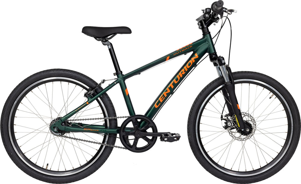Billede af en Centurion Basic Outback drengecykel i mat grøn farve, 24 tommer, med 7 gear. Cyklen har en robust design og er ideel til udendørs eventyr for børn.