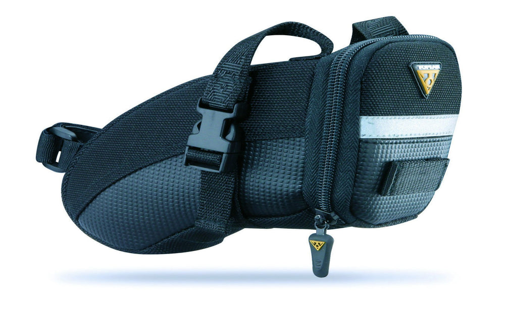 Sort Topeak Aero Wedge Pack i størrelse small, designet til cykling, med stropper til nem montering under sadlen.