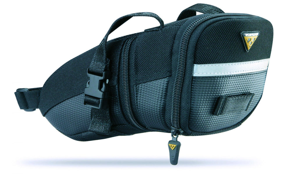 Billede af Topeak Aero Wedge Pack i størrelse Medium, der viser en sort cykeltaske med strop, designet til at monteres under sadlen.