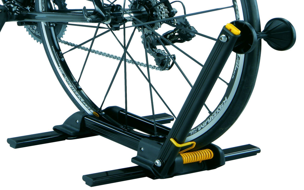 Cykelholder fra Topeak, der viser en solid og praktisk løsning til opbevaring af cykler. Holderen har en minimalistisk design og er velegnet til både hjemmebrug og cykelbutikker.