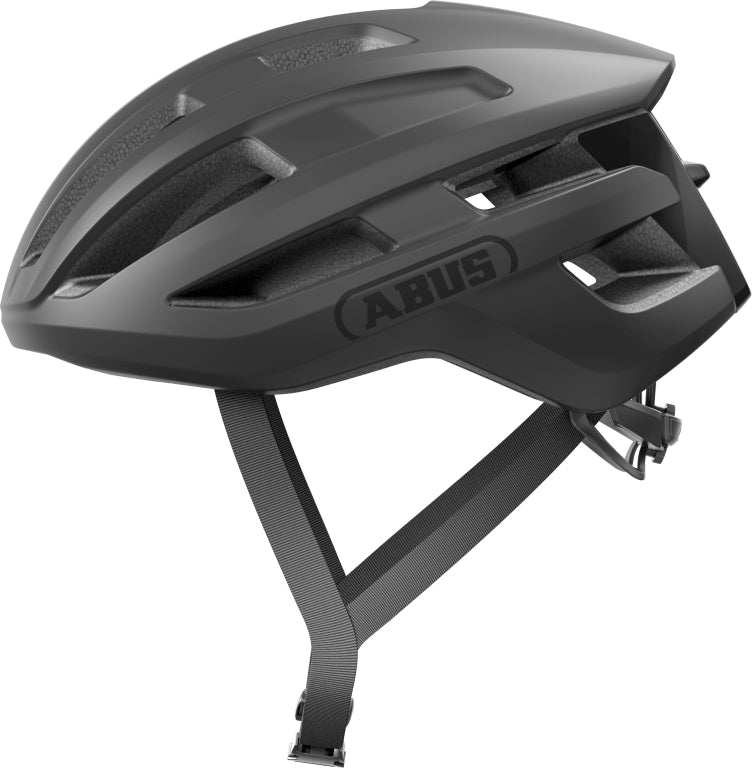 Sort cykelhjelm Abus PowerDome med aerodynamisk design og ventilationshuller, set fra siden.