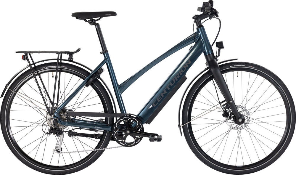 Centurion Zero E Dame mørkeblå cykel med elegant design, set fra siden, i en bymiljø baggrund.