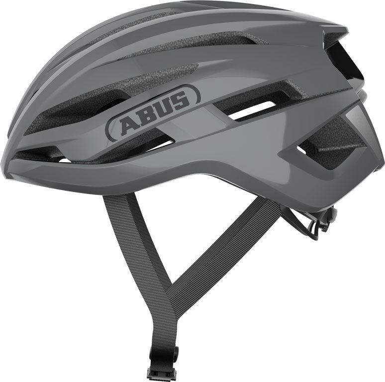 Produktbillede af hjelmen "Stormchaser Ace Race Grey" i grå med aerodynamisk design og ventilationshuller.