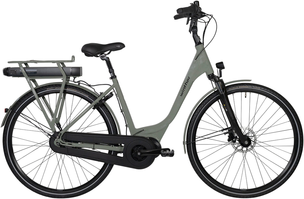 Winther Superbe 2 LTD dame cementgrå cykel med kurv, set fra siden i en bymiljø baggrund.