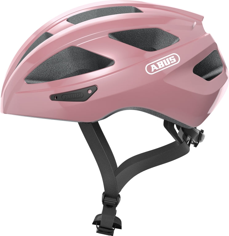 Cykelhjelm Abus Macator Shiny Rose på en hvid baggrund, viser hjelmens elegante design og skinnende rosafarve.