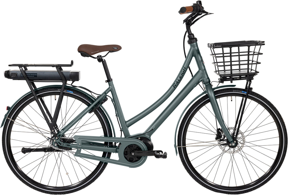 Raleigh Sussex E2 Dame Mat Grøn cykel med elegant design, komfortabel sadel og robuste hjul, perfekt til bykørsel.